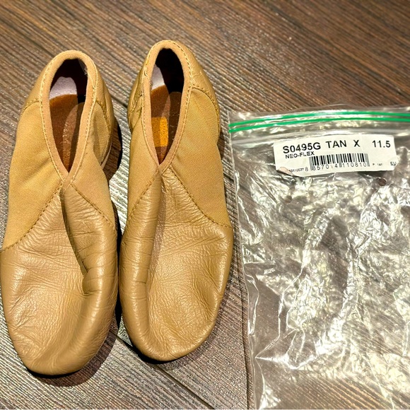 Bloch Girls' Tan Neo-Flex Slip On Leather Jazz Shoe - Picture 1 of 2